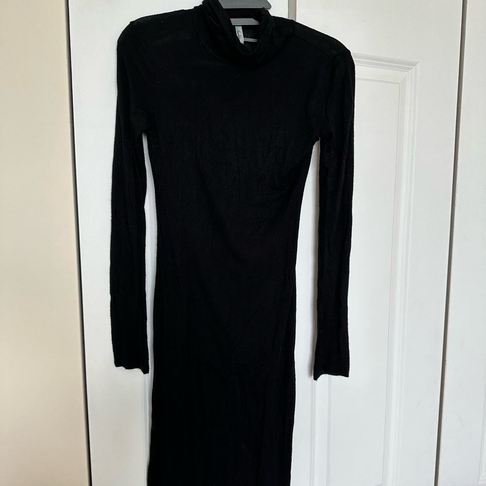 Close fit turtle neck dress. Thin cotton and lost of stretch.